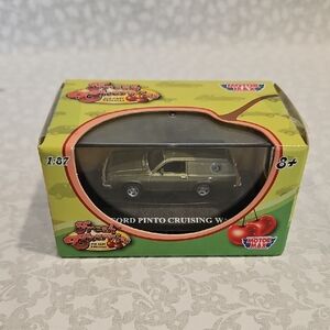 Fresh Cherries Motor Max 1:87 Scale 1977 Ford Pinto Cruising Wagon
